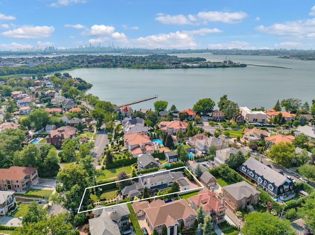 5 Boulevard, Malba, NY 11357