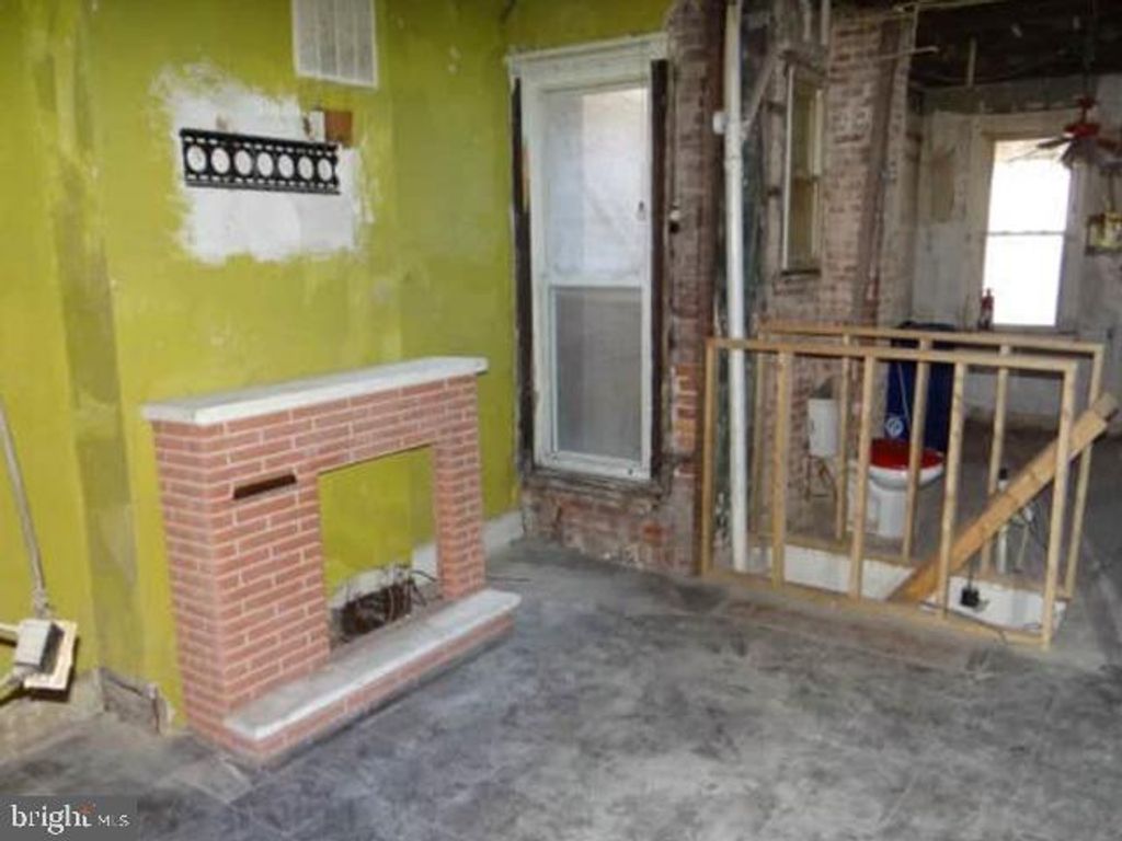 Image 3 of property listing at 1720 N PAYSON ST, Baltimore, MD 21217