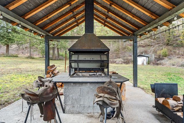 527 Williams Lake Rd, Colville, WA 99114