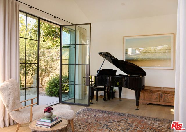519 Moreno Avenue, Los Angeles, CA 90049