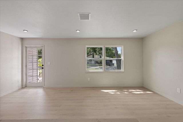 8211 DIAGONAL ROAD N, St Petersburg, FL 33702