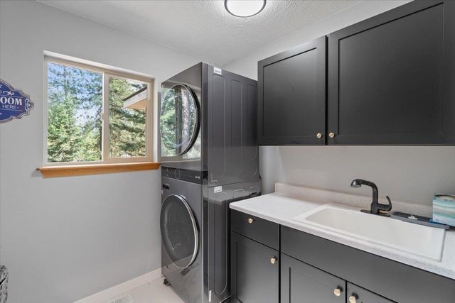 6910 N HARVARD Rd, Newman Lake, WA 99025