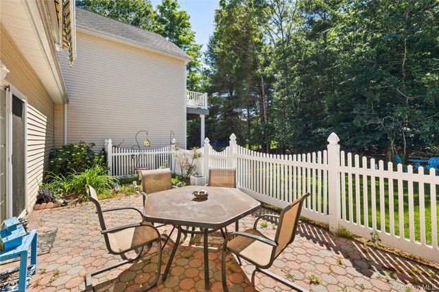 2803 Pebble Beach Path, Riverhead, NY 11901