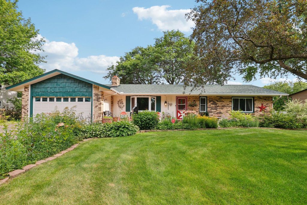 18025 28th Avenue N, Plymouth, MN 55447