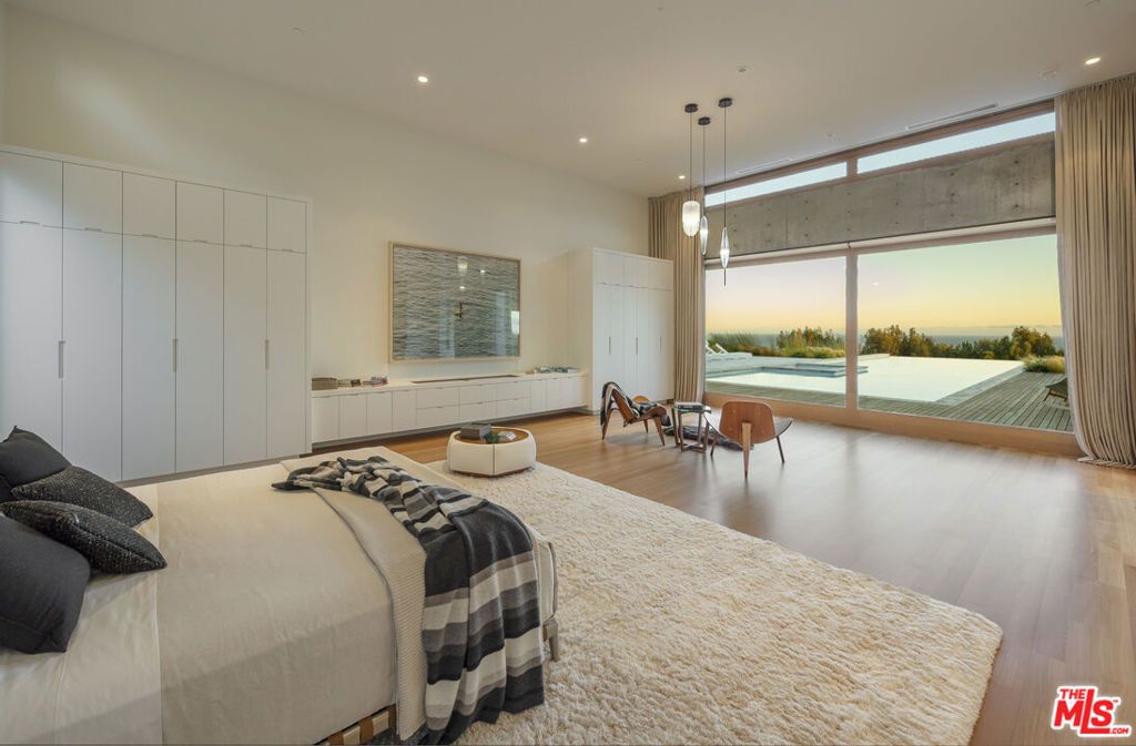 Image 11 of property listing at 24689 Pacific Coast Highway, Malibu, CA 90265