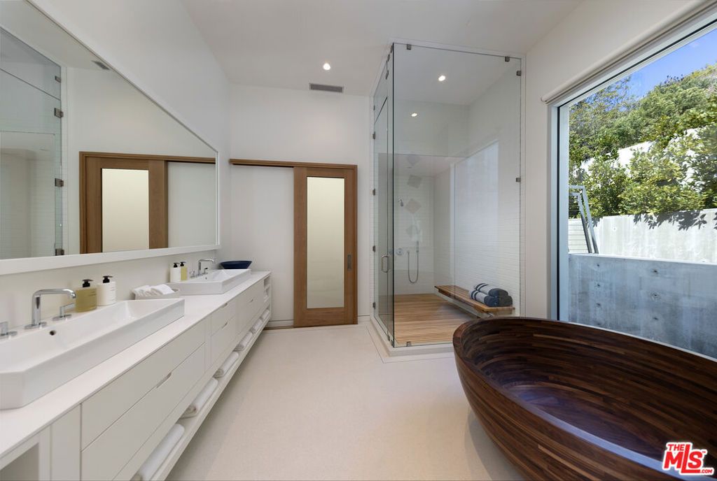Image 13 of property listing at 24689 Pacific Coast Highway, Malibu, CA 90265