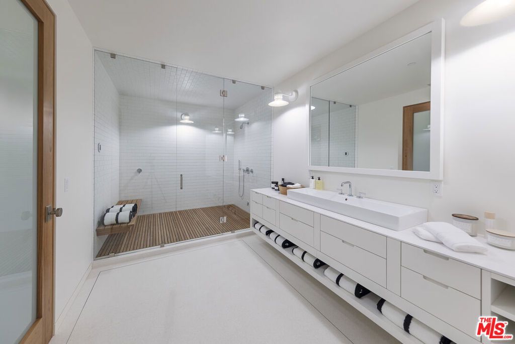 Image 16 of property listing at 24689 Pacific Coast Highway, Malibu, CA 90265