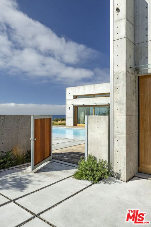 Image 2 of property listing at 24689 Pacific Coast Highway, Malibu, CA 90265