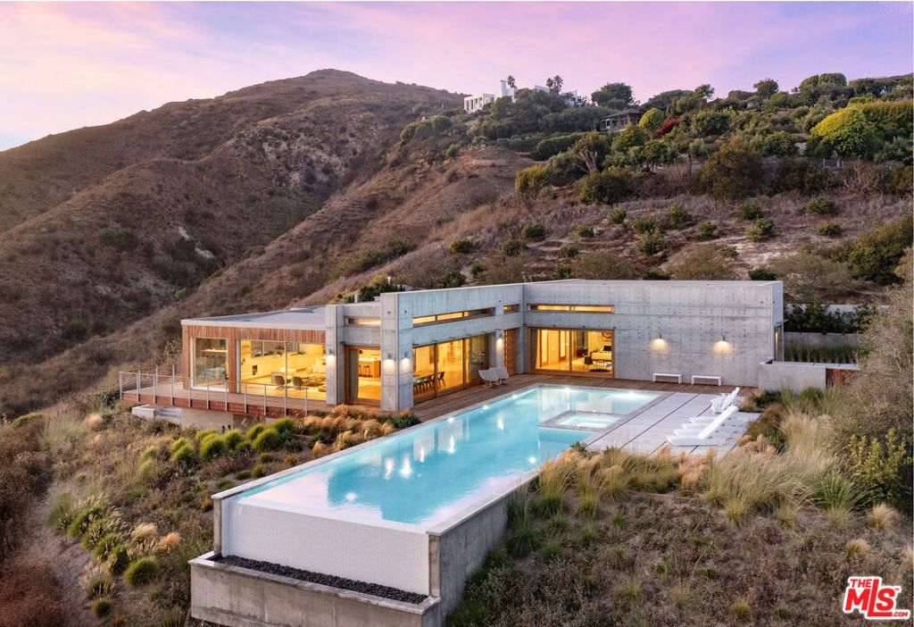 Image 26 of property listing at 24689 Pacific Coast Highway, Malibu, CA 90265