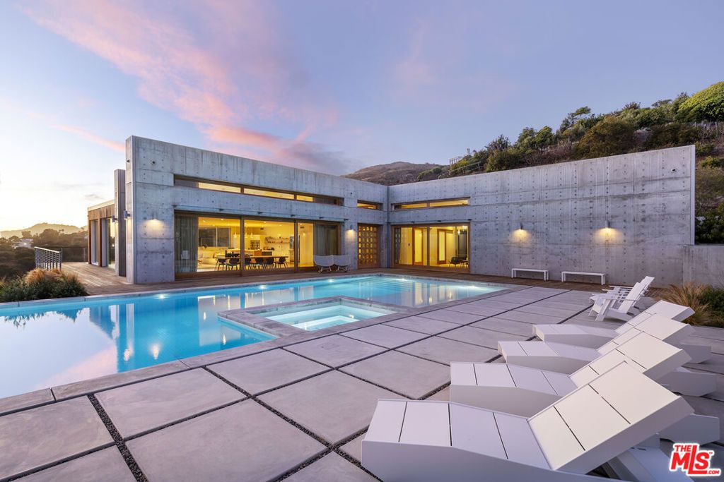 Image 4 of property listing at 24689 Pacific Coast Highway, Malibu, CA 90265