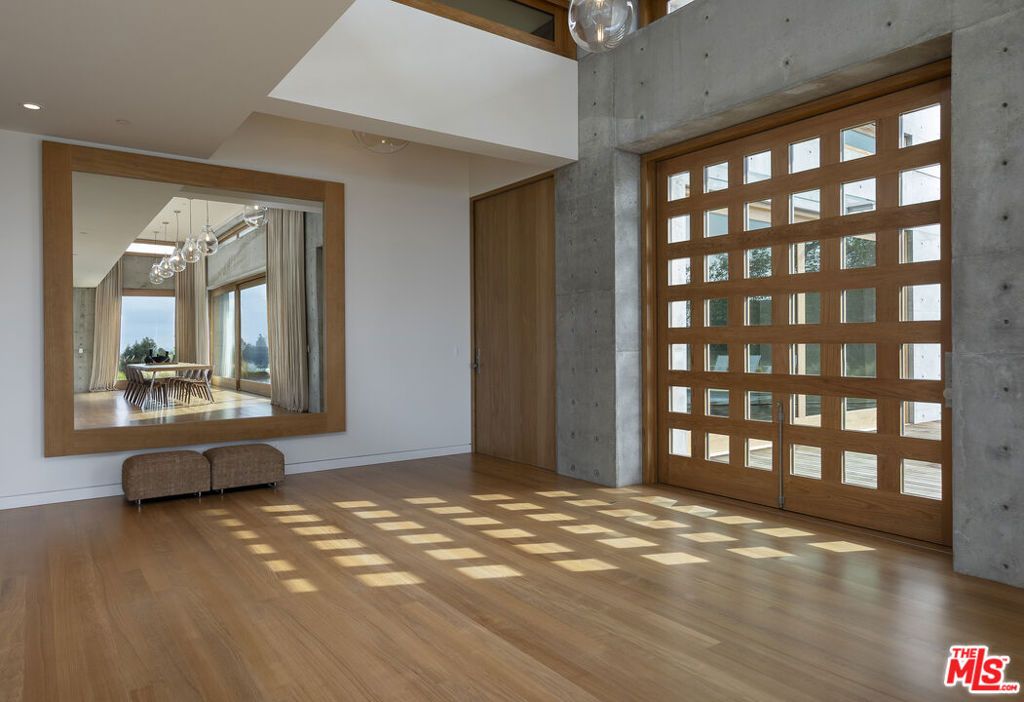 Image 5 of property listing at 24689 Pacific Coast Highway, Malibu, CA 90265
