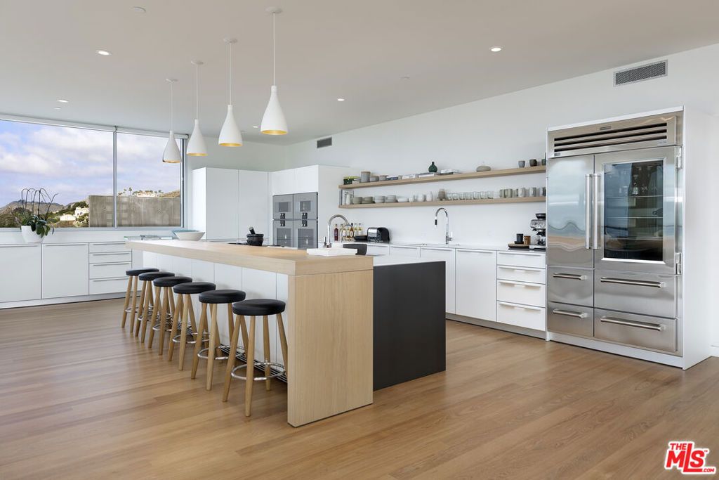Image 9 of property listing at 24689 Pacific Coast Highway, Malibu, CA 90265