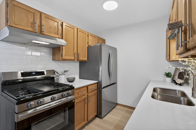 3250 Hill Ridge Drive 82, Eagan, MN 55121