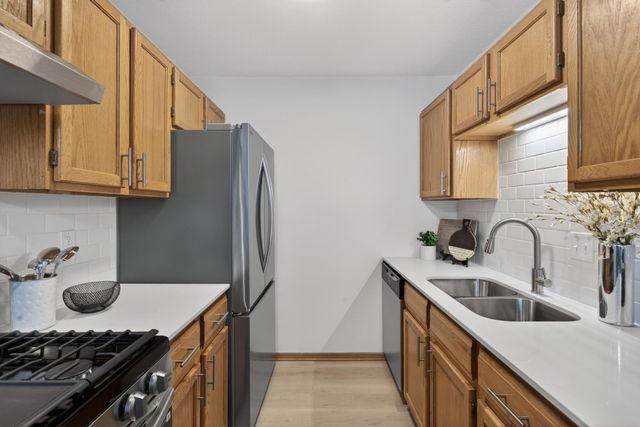 3250 Hill Ridge Drive 82, Eagan, MN 55121