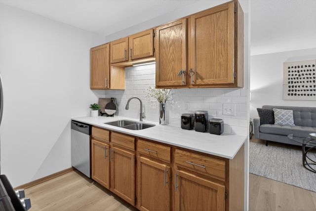3250 Hill Ridge Drive 82, Eagan, MN 55121