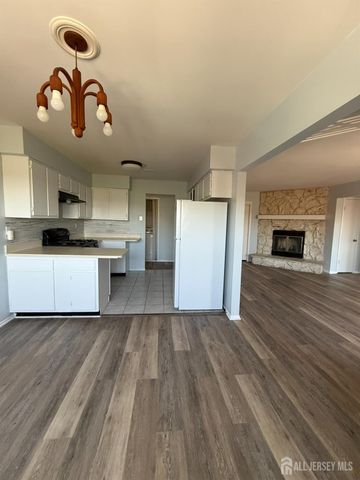 1610 greenhollow Drive, Iselin, NJ 08830