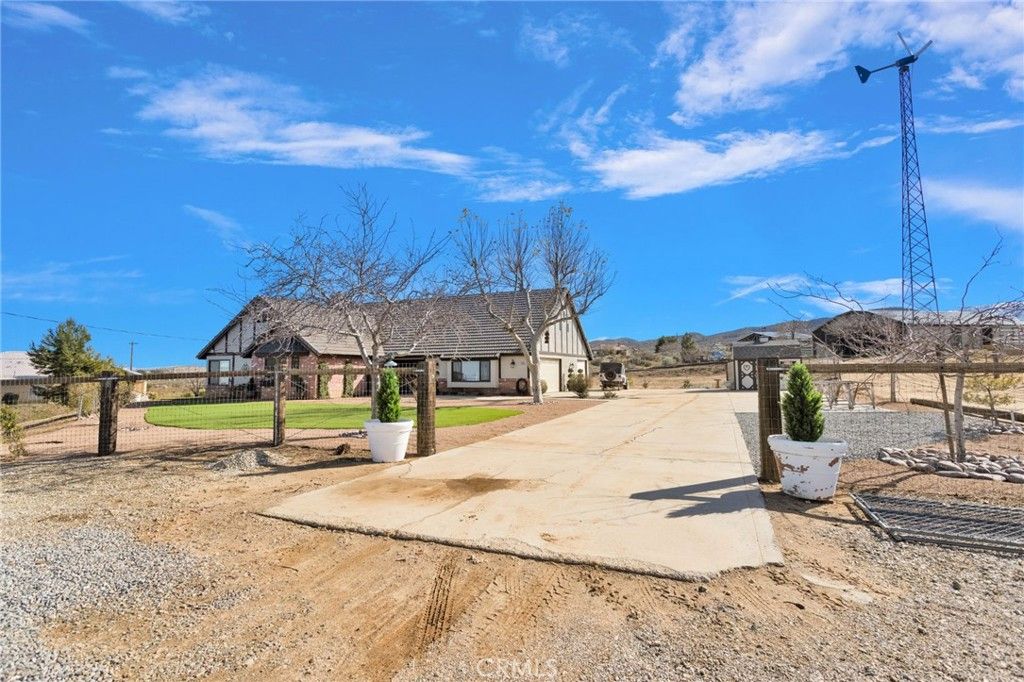 Image 2 of property listing at 5205 Snow Line, Phelan, CA 92371