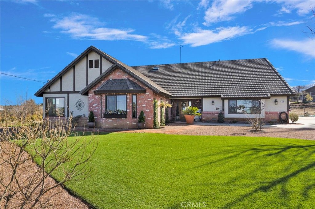 Image 3 of property listing at 5205 Snow Line, Phelan, CA 92371