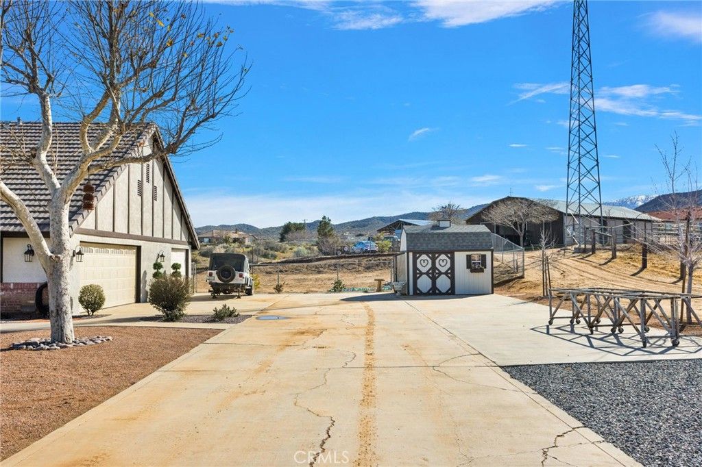 Image 6 of property listing at 5205 Snow Line, Phelan, CA 92371