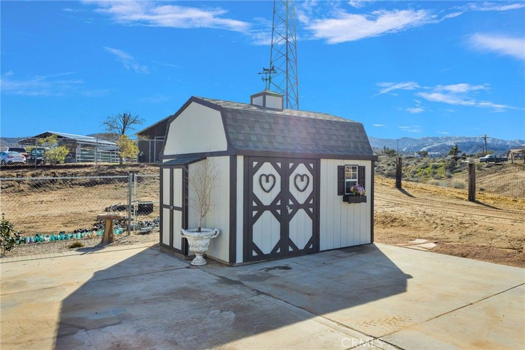 Image 7 of property listing at 5205 Snow Line, Phelan, CA 92371