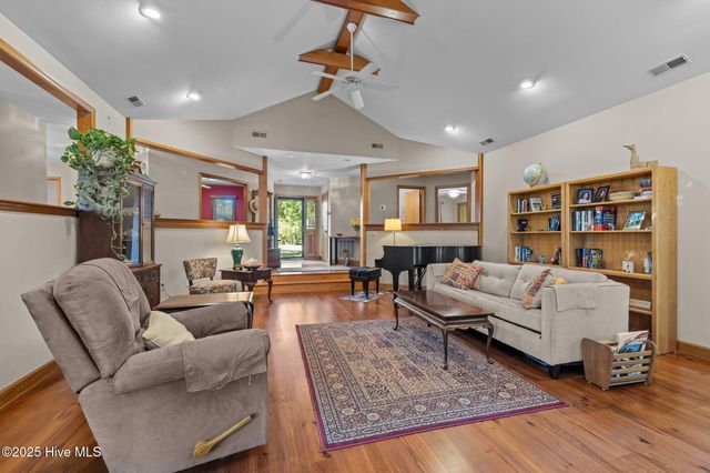 404 Hillcrest Drive, Morehead City, NC 28557