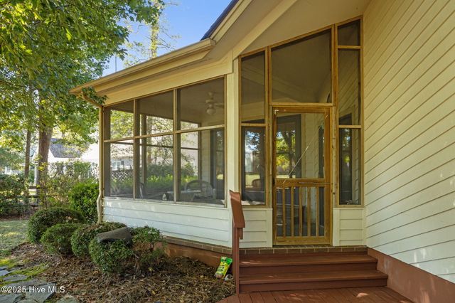 404 Hillcrest Drive, Morehead City, NC 28557