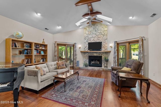 404 Hillcrest Drive, Morehead City, NC 28557