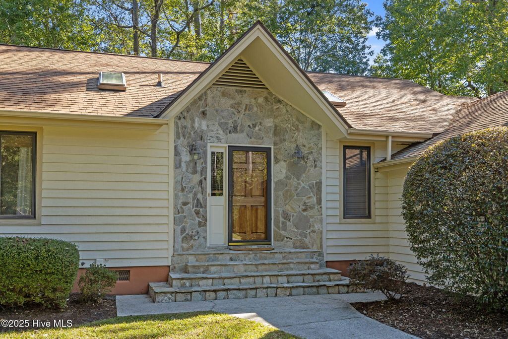 404 Hillcrest Drive, Morehead City, NC 28557