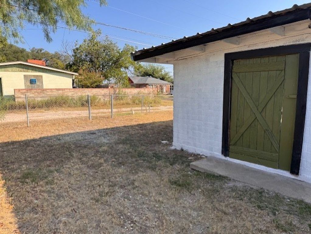 Image 17 of property listing at 2402 Webster Ave, San Angelo, TX 76903