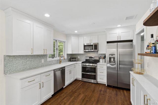 135 Pembroke Drive, East Hampton, NY 11937