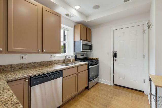 2935 W Rosemont Avenue 2, Chicago, IL 60659