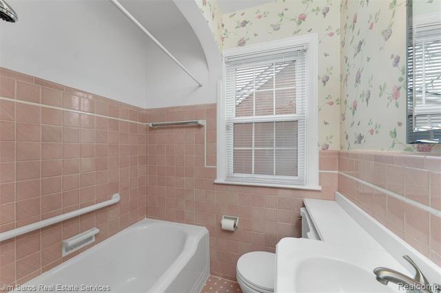 1525 Hollywood Avenue, Grosse Pointe Woods, MI 48236