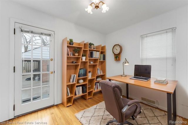 1525 Hollywood Avenue, Grosse Pointe Woods, MI 48236