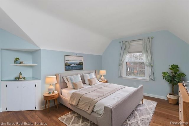 1525 Hollywood Avenue, Grosse Pointe Woods, MI 48236