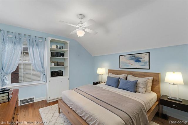 1525 Hollywood Avenue, Grosse Pointe Woods, MI 48236