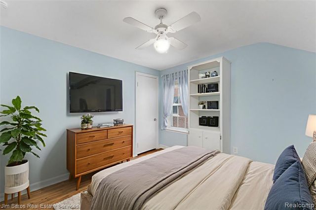 1525 Hollywood Avenue, Grosse Pointe Woods, MI 48236