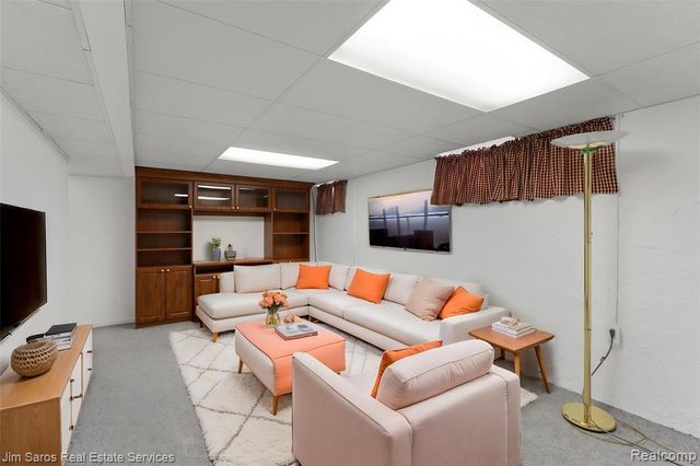 1525 Hollywood Avenue, Grosse Pointe Woods, MI 48236