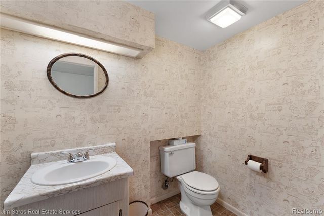 1525 Hollywood Avenue, Grosse Pointe Woods, MI 48236