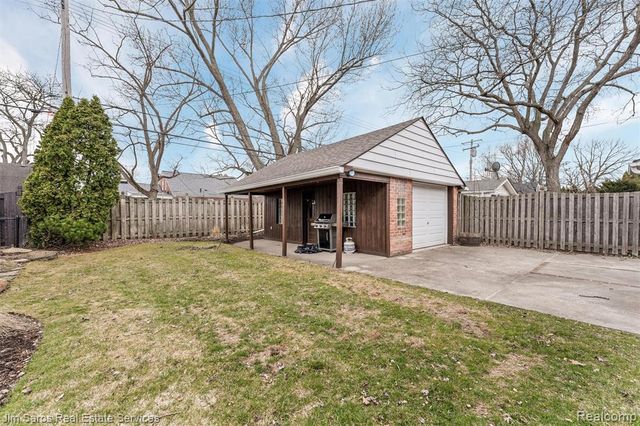 1525 Hollywood Avenue, Grosse Pointe Woods, MI 48236