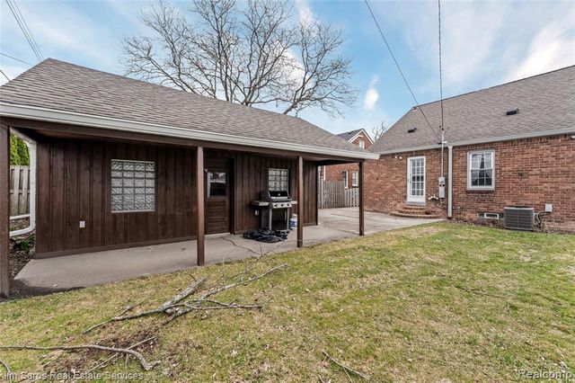 1525 Hollywood Avenue, Grosse Pointe Woods, MI 48236