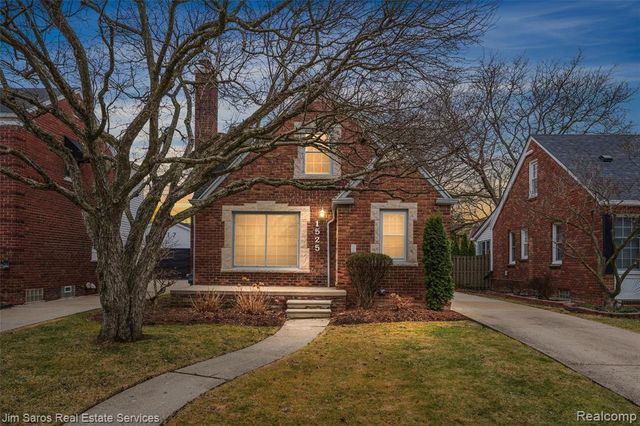1525 Hollywood Avenue, Grosse Pointe Woods, MI 48236
