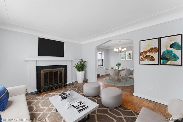 1525 Hollywood Avenue, Grosse Pointe Woods, MI 48236