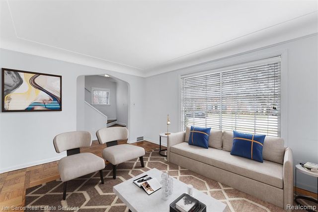 1525 Hollywood Avenue, Grosse Pointe Woods, MI 48236