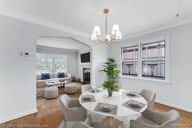 1525 Hollywood Avenue, Grosse Pointe Woods, MI 48236