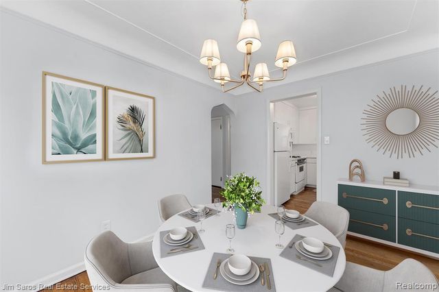 1525 Hollywood Avenue, Grosse Pointe Woods, MI 48236