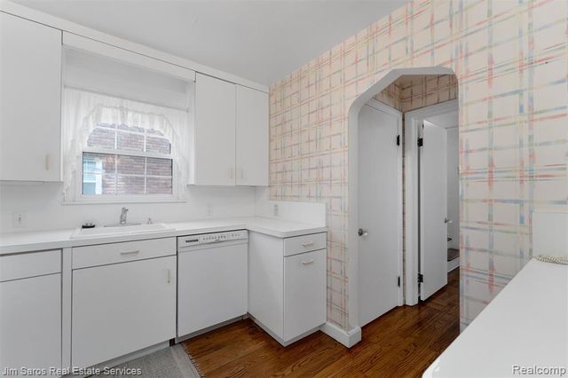 1525 Hollywood Avenue, Grosse Pointe Woods, MI 48236