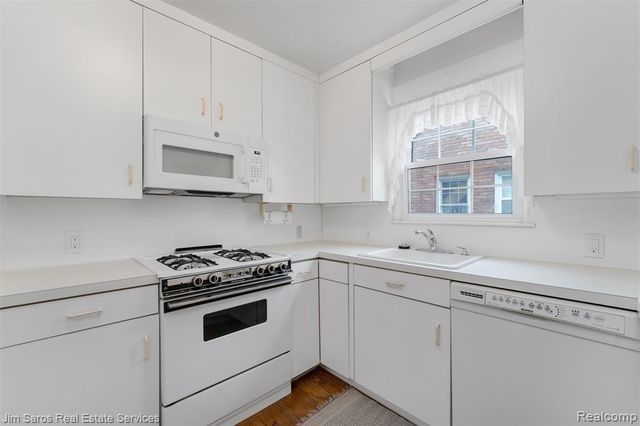 1525 Hollywood Avenue, Grosse Pointe Woods, MI 48236