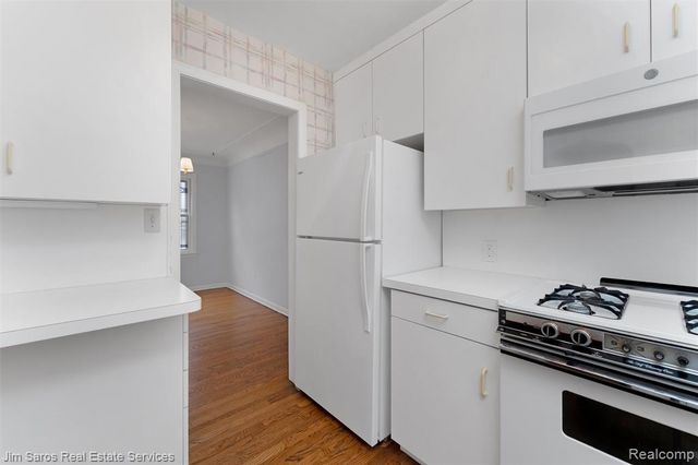 1525 Hollywood Avenue, Grosse Pointe Woods, MI 48236