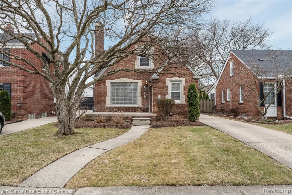 1525 Hollywood Avenue, Grosse Pointe Woods, MI 48236