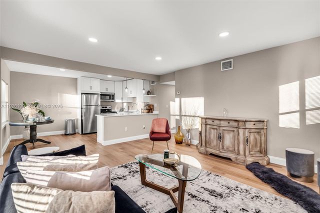 1100 NW 7th Ave, Fort Lauderdale, FL 33311